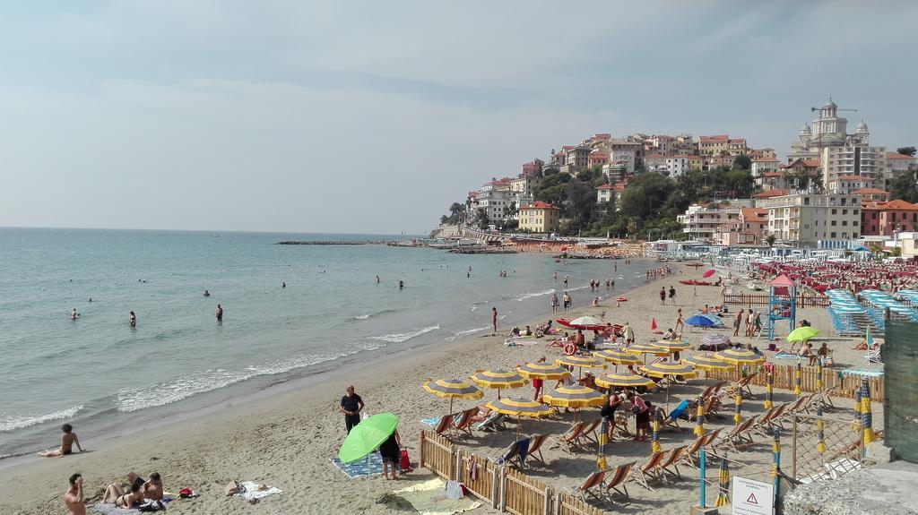 Case Vacanze Borgo Marina Imperia Exterior foto