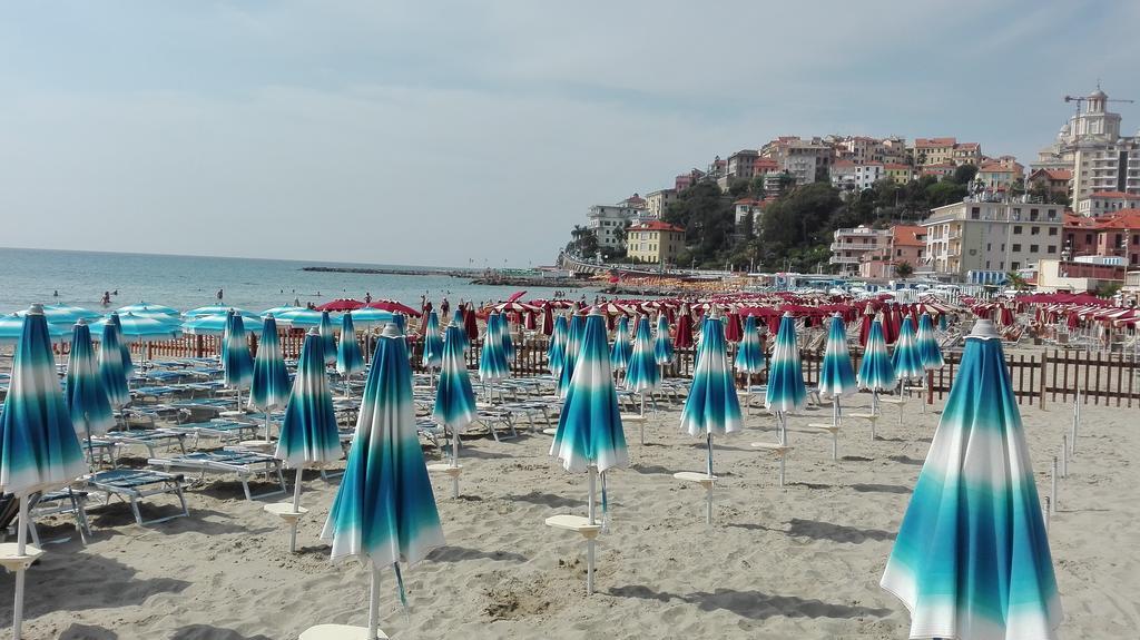 Case Vacanze Borgo Marina Imperia Exterior foto