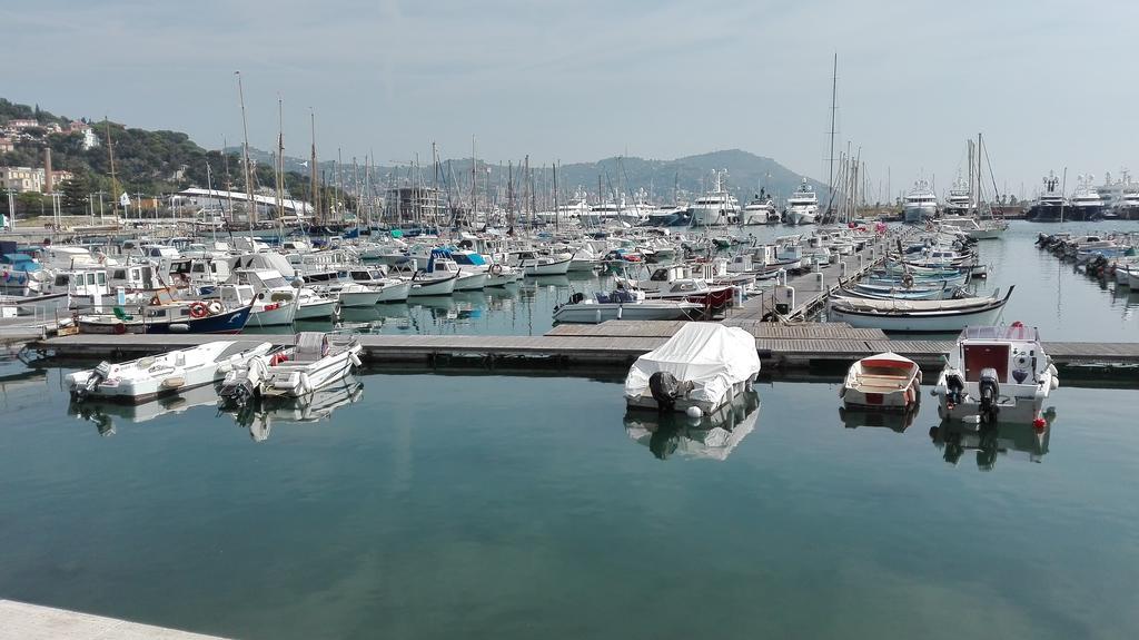 Case Vacanze Borgo Marina Imperia Exterior foto